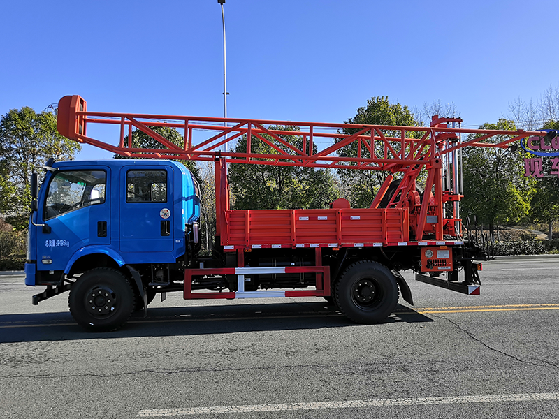 東風(fēng)華神雙排5型汽車(chē)鉆機(jī)