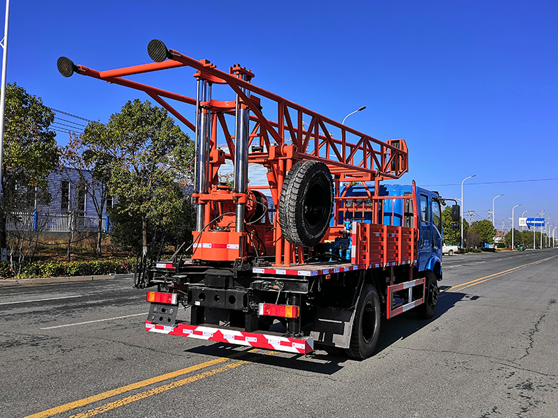 東風(fēng)華神雙排5型汽車(chē)鉆機(jī)