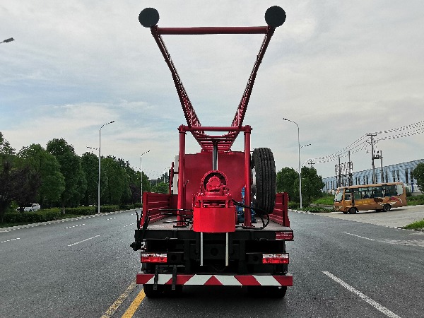 東風(fēng)多利卡6缸汽車(chē)鉆機